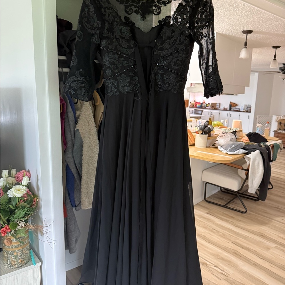 Elegant Black Lace Evening Dress